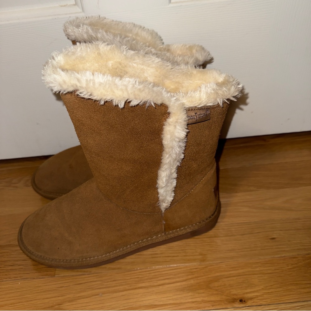 Warm & Cozy Minnetonka Brown Suede Boots with Faux Fur Lining. Size 9. NWOT